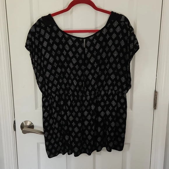 Torrid Black & White Diamond Print Top - Picture 8 of 12